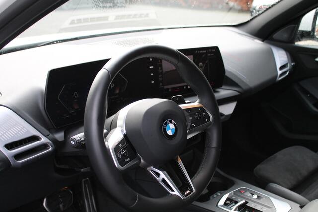 BMW 1-SERIE 120 High Executive M Sport Automaat / Sportstoelen / Stoelverwarming / M Adaptief onderstel / Adaptieve LED / Parking Assistant / Harman Kardon / Comfort Access