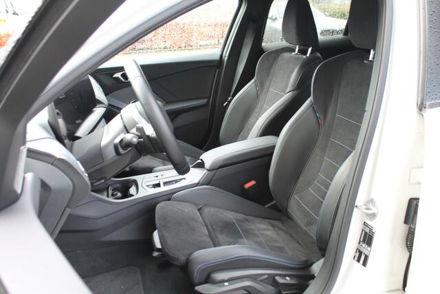 BMW 1-SERIE 120 High Executive M Sport Automaat / Sportstoelen / Stoelverwarming / M Adaptief onderstel / Adaptieve LED / Parking Assistant / Harman Kardon / Comfort Access