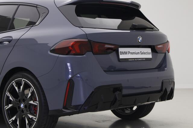 BMW 1-SERIE 120 M Sport Pro | Panorama | Harman Kardon | Stoel- en stuurverwarming | Camera
