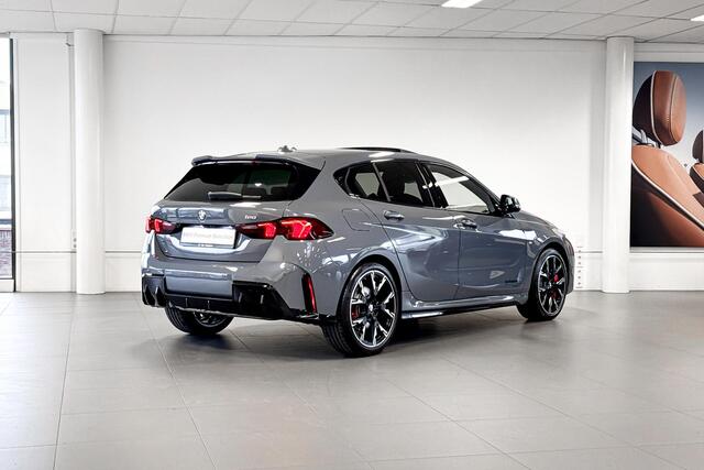 BMW 1-SERIE 120 M Sport Design Edition | Glazen Panoramadak | Harman Kardon | Stoelverwarming | Trekhaak |