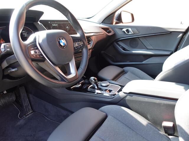 BMW 1-SERIE 118i Introduction Edition Automaat | Navigatie | Virtual Cockpit | Parkeersensoren | Ledverlichting | HiFi audio | Cruise Control | Climate Control | Getinte ramen