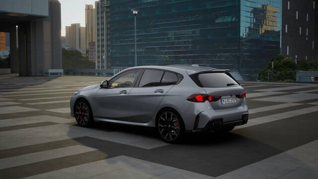 BMW 1-SERIE 120 M Sport Automaat / Panoramadak / Sportstoelen / Adaptieve LED / Comfort Access / Parking Assistant / M Adaptief onderstel / Harman-Kardon
