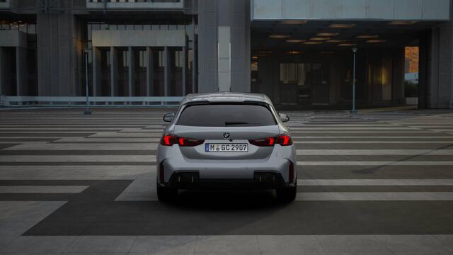 BMW 1-SERIE 120 M Sport Automaat / Panoramadak / Sportstoelen / Adaptieve LED / Comfort Access / Parking Assistant / M Adaptief onderstel / Harman-Kardon