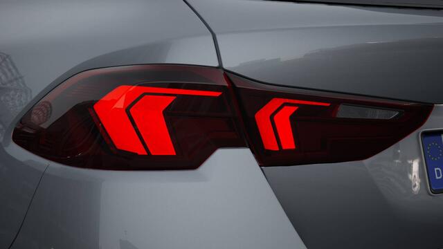 BMW 1-SERIE 120 M Sport Automaat / Panoramadak / Sportstoelen / Adaptieve LED / Comfort Access / Parking Assistant / M Adaptief onderstel / Harman-Kardon