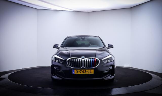 BMW 1-SERIE 118iA M-SPORT High Executive FULL LED | DIGIDASH | NAVI | CARPLAY | ADAPTIVE CRUISE | STOELVERW. | PDC V+A | LMV