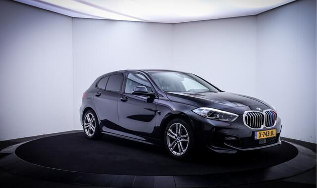 BMW 1-SERIE 118iA M-SPORT High Executive FULL LED | DIGIDASH | NAVI | CARPLAY | ADAPTIVE CRUISE | STOELVERW. | PDC V+A | LMV