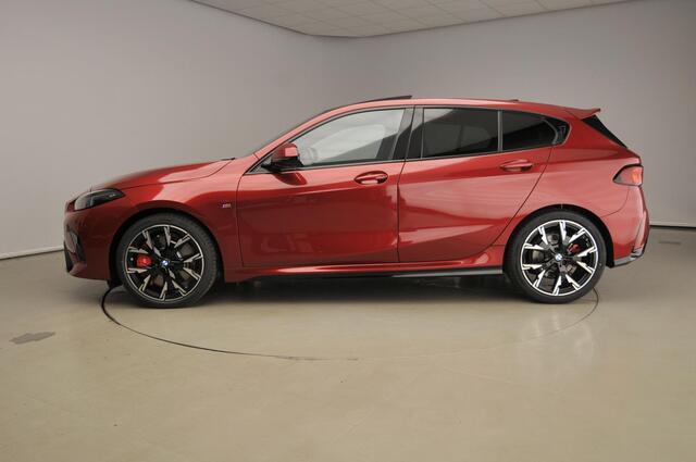 BMW 1-SERIE 5-deurs 120 M-Sportpakket Pro / Driving assistant Plus / Panoramadak / Extra getint glas / Harman-Kardon / Alu wielen 19 inch