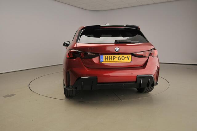 BMW 1-SERIE 5-deurs 120 M-Sportpakket Pro / Driving assistant Plus / Panoramadak / Extra getint glas / Harman-Kardon / Alu wielen 19 inch