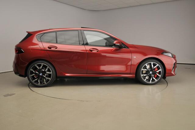 BMW 1-SERIE 5-deurs 120 M-Sportpakket Pro / Driving assistant Plus / Panoramadak / Extra getint glas / Harman-Kardon / Alu wielen 19 inch