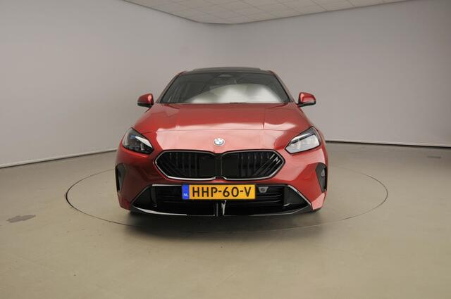 BMW 1-SERIE 5-deurs 120 M-Sportpakket Pro / Driving assistant Plus / Panoramadak / Extra getint glas / Harman-Kardon / Alu wielen 19 inch