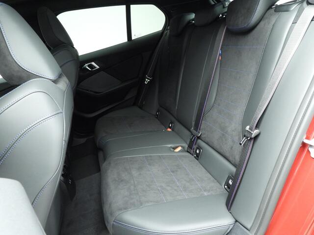 BMW 1-SERIE 5-deurs 120 M-Sportpakket Pro / Driving assistant Plus / Panoramadak / Extra getint glas / Harman-Kardon / Alu wielen 19 inch