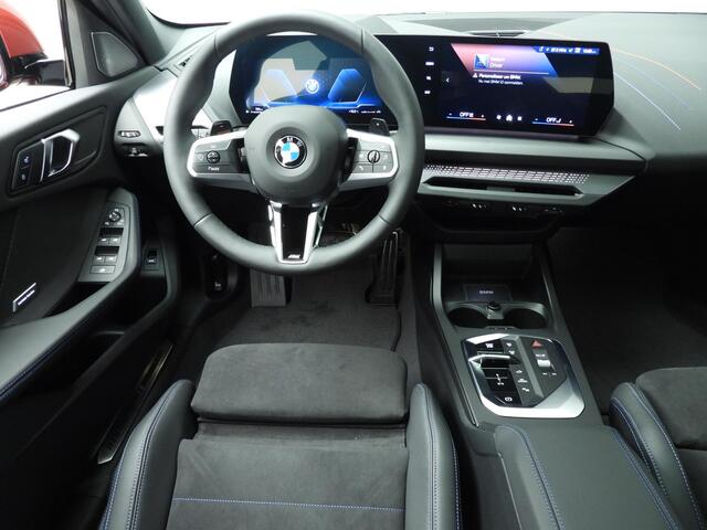 BMW 1-SERIE 5-deurs 120 M-Sportpakket Pro / Driving assistant Plus / Panoramadak / Extra getint glas / Harman-Kardon / Alu wielen 19 inch