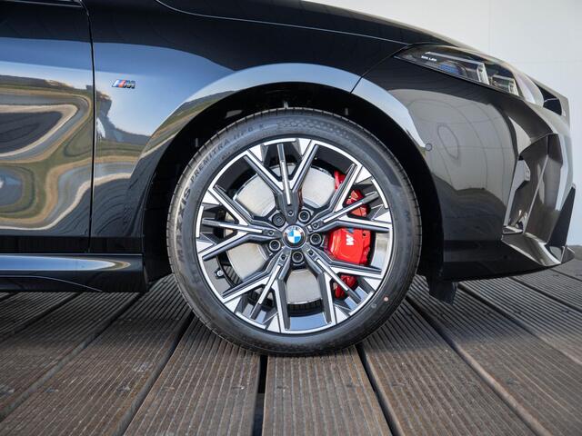 BMW 1-SERIE 120 | M Sportpakket Pro | Premium Pack | Verwarmd Stuurwiel | Comfort Access | Harman-Kardon | 18"