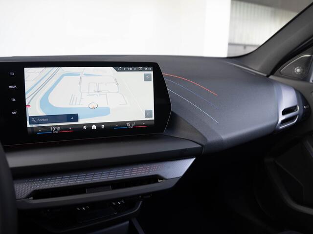 BMW 1-SERIE 120 | M Sportpakket Pro | Premium Pack | Verwarmd Stuurwiel | Comfort Access | Harman-Kardon | 18"