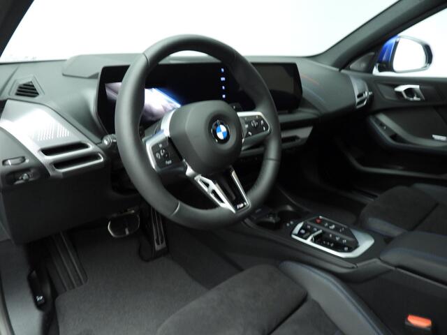 BMW 1-SERIE 5-deurs 120 M Sportpakket Pro / Panoramadak / Harman-Kardon / Driving Assistant Prof / Getint glas / Alu wielen 19 inch