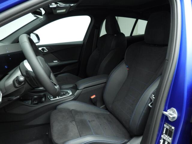 BMW 1-SERIE 5-deurs 120 M Sportpakket Pro / Panoramadak / Harman-Kardon / Driving Assistant Prof / Getint glas / Alu wielen 19 inch