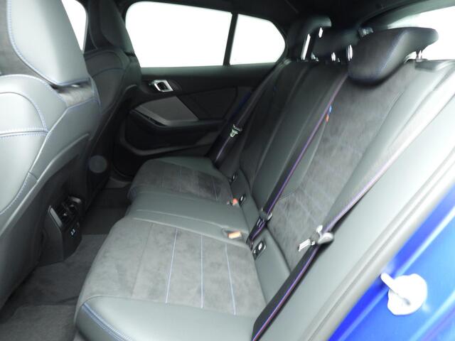 BMW 1-SERIE 5-deurs 120 M Sportpakket Pro / Panoramadak / Harman-Kardon / Driving Assistant Prof / Getint glas / Alu wielen 19 inch