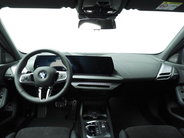 BMW 1-SERIE 5-deurs 120 M Sportpakket Pro / Panoramadak / Harman-Kardon / Driving Assistant Prof / Getint glas / Alu wielen 19 inch