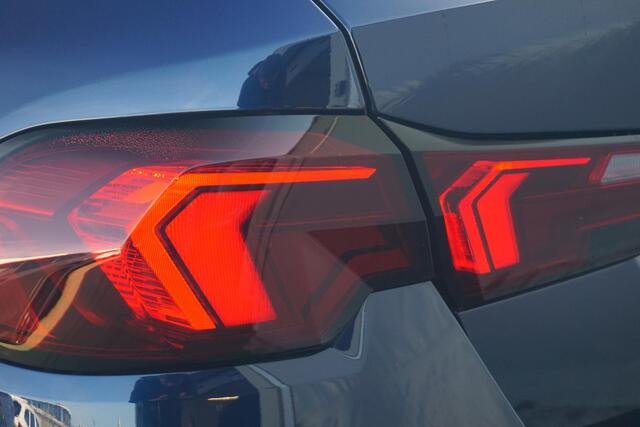 BMW 1-SERIE 5-Deurs 120 M Sport Pro / Panorama Dak / Trekhaak / Elektrische Stoelen / Harman Kardon