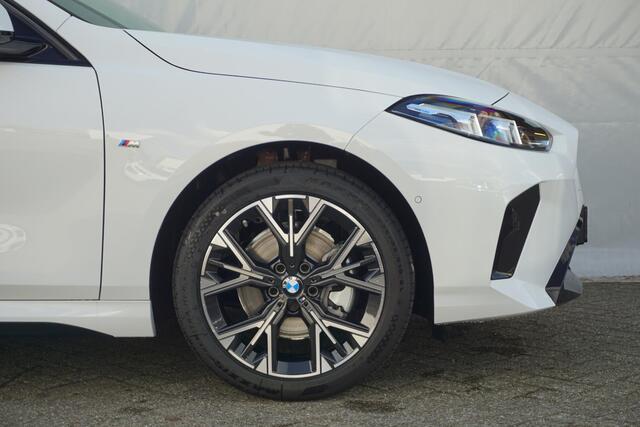 BMW 1-SERIE 120 M Sport Design 18'' / Premium Pack / Verwarmde Sportstoelen / Trekhaak / Comfort Acces