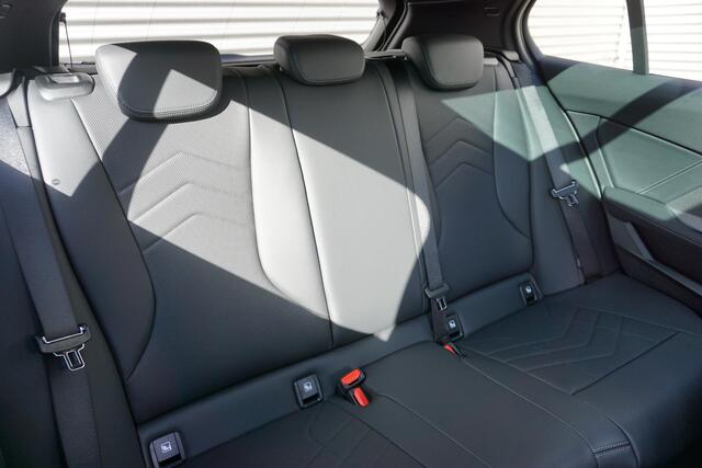 BMW 1-SERIE 5-deurs 120 M Sportpakket | Premium Pack | Glazen panoramadak | Harman-Kardon sound system | Parking Assistant | Driving Assistant