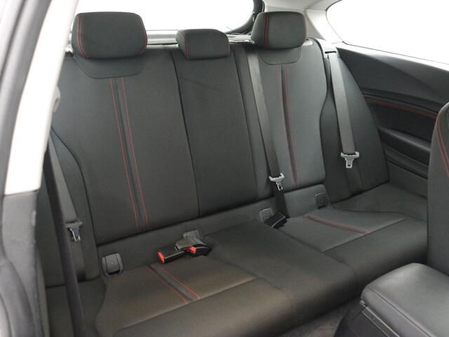 BMW 1-SERIE 120i 184PK Automaat 3Drs. Sport Executive / Airco-ecc. / Cruise-ctr. / Navigatie / Lm velgen / Trekhaak afn. / Apk feb-2026