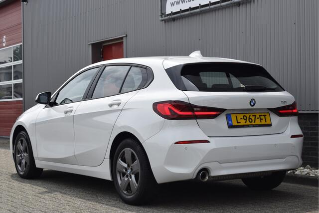 BMW 1-SERIE 116i Business Edition Automaat, Carplay, LED, PDC v+a