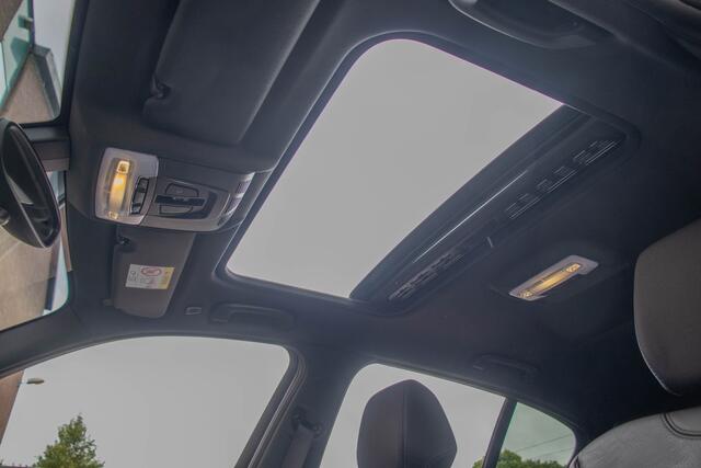 BMW 1-SERIE 118i Executive, M Sport, Origineel NL, Schuifdak, Carplay, Leder, Stoelverwarming, Trekhaak, DAB+, Keyless.