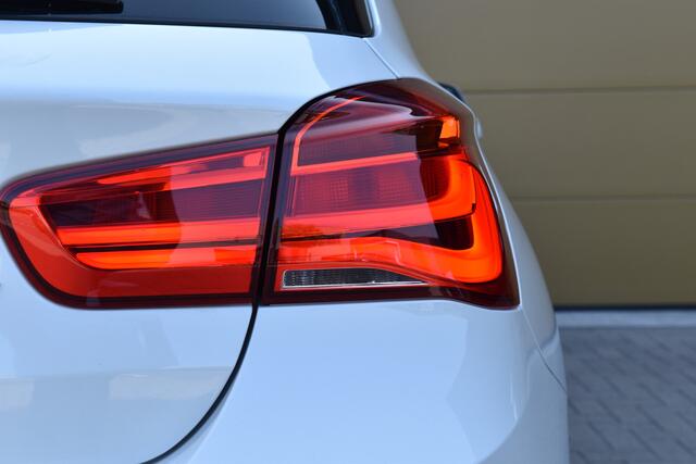 BMW 1-SERIE 118i Executive * Sportline * LED * Trekhaak * Sportstoelen *