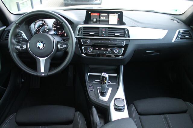 BMW 1-SERIE 118i Executive Automaat / Schuif-kanteldak / Sportstoelen / Multifunctioneel stuurwiel / PDC / LED / Cruise Control
