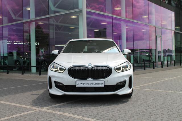 BMW 1-SERIE 118i High Executive M Sport Automaat / Achteruitrijcamera / Sportstoelen / M Sport Steering / M Sportonderstel / Adaptieve LED / Stoelverwarming / Parking Assistant / Live Cockpit Professional