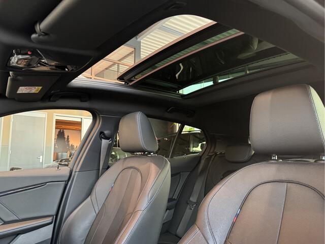 BMW 1-SERIE 120i M-Sport, Leder, Glasdak, Cam, Black, HUD, FULL OPTIONS