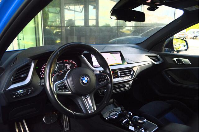 BMW 1-SERIE M135i xDrive High Executive Automaat / Achteruitrijcamera / M Sportonderstel / Sportstoelen / Comfort Access / Stoelverwarming / Adaptieve LED / Parking Assistant / Head-Up / Live Cockpit Professional