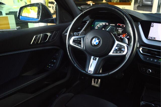 BMW 1-SERIE M135i xDrive High Executive Automaat / Achteruitrijcamera / M Sportonderstel / Sportstoelen / Comfort Access / Stoelverwarming / Adaptieve LED / Parking Assistant / Head-Up / Live Cockpit Professional