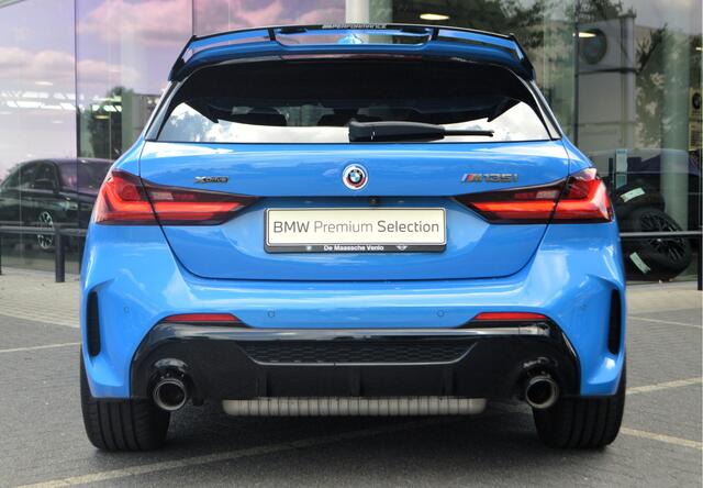 BMW 1-SERIE M135i xDrive High Executive Automaat / Achteruitrijcamera / M Sportonderstel / Sportstoelen / Comfort Access / Stoelverwarming / Adaptieve LED / Parking Assistant / Head-Up / Live Cockpit Professional