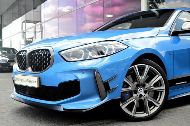 BMW 1-SERIE M135i xDrive High Executive Automaat / Achteruitrijcamera / M Sportonderstel / Sportstoelen / Comfort Access / Stoelverwarming / Adaptieve LED / Parking Assistant / Head-Up / Live Cockpit Professional
