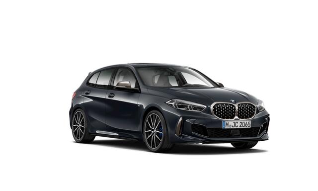 BMW 1-SERIE M135i xDrive | Live Cockpit | Panorama | Schaalstoelen | Memory | H&K | Head-Up | 19"LM | Mineral Grijs