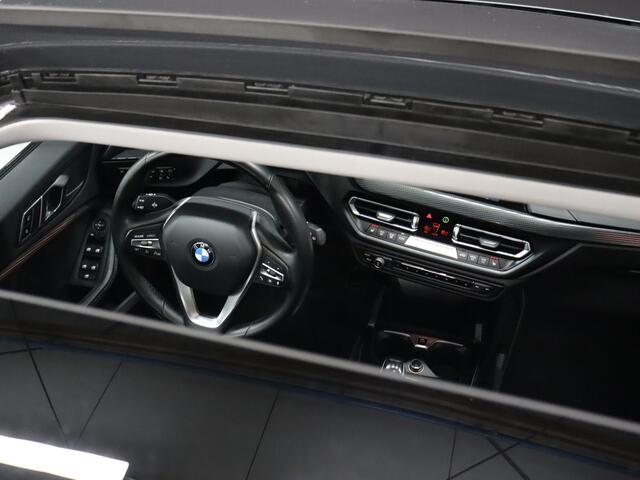 BMW 1-SERIE 118i High Executive Edition [SCHUIFKANTELDAK, APPLE CARPLAY, ANDROID, VOL LEDER, CAMERA, STOELVERWARMING, CRUISE, CLIMATE, NIEUWSTAAT]
