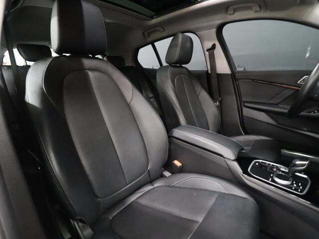 BMW 1-SERIE 118i High Executive Edition [SCHUIFKANTELDAK, APPLE CARPLAY, ANDROID, VOL LEDER, CAMERA, STOELVERWARMING, CRUISE, CLIMATE, NIEUWSTAAT]