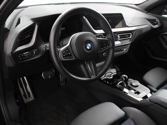 BMW 1-SERIE 118i M-Sport Climate Control Adeptive cruise control Stoelverwarming LED Parkeersensoren Apple carplay / Andriod auto