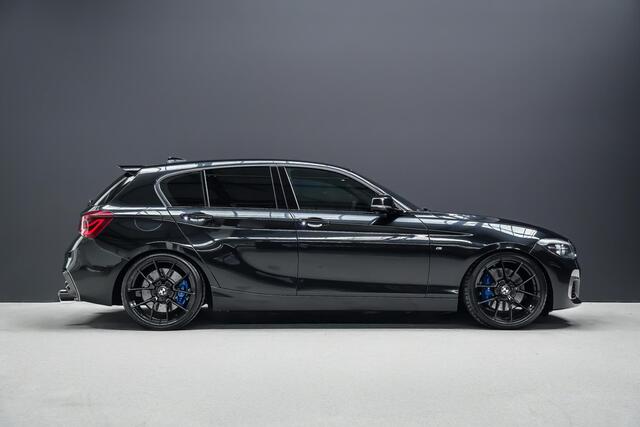 BMW 1-SERIE M140i High Executive |Apple Carplay|500+ pk|720nm koppel|custom stuurwiel|schuif/kanteldak|lederen bekleding|navigatie professional|nieuwe banden|nieuwe sierstukken|sterrenhemel|
