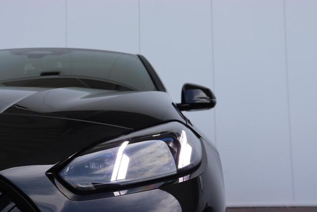 BMW 1-SERIE 5-deurs 120i M Sportpakket Pro/ Stuurwielverwarming/ Afneembare Trekhaak/ Comfort Access/ Achteruitrijcamera/ panoramadak/ Harman-Kardon/ Stoelverwarming