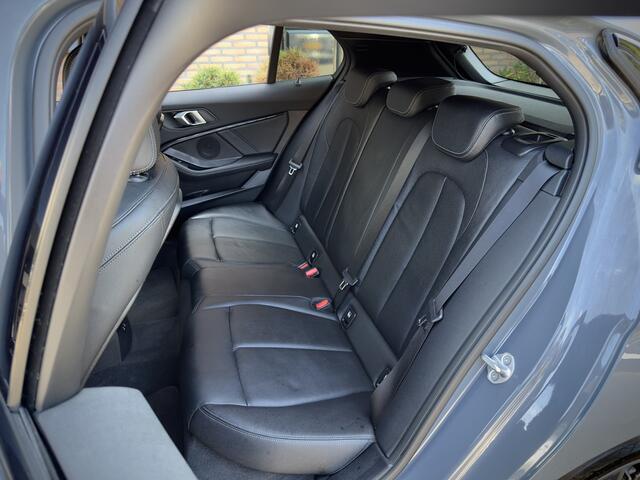 BMW 1-SERIE 118i AUT7 HIGH EXEC M-SPORT LEDER NAVI CAMERA DIGI-DASH APPLE-CARPLAY LED LMV PDC