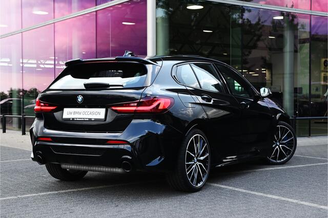 BMW 1-SERIE M135i xDrive High Executive Automaat / Panoramadak / Achteruitrijcamera / Comfort Access / M Sportonderstel / Live Cockpit Professional / Stoelverwarming