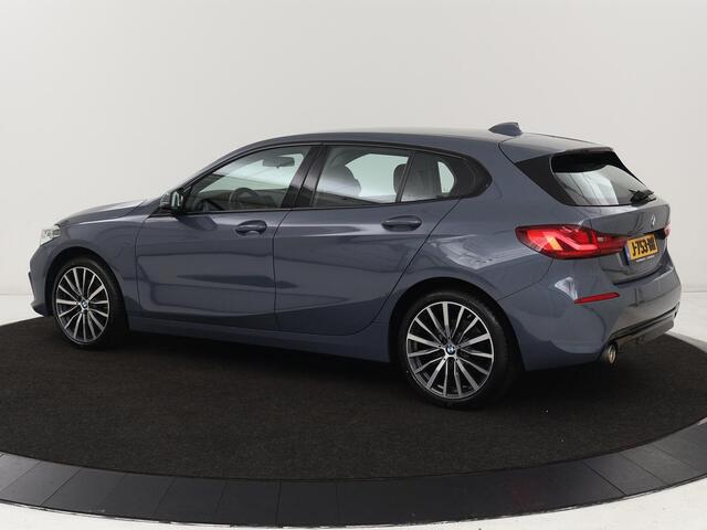 BMW 1-SERIE 118i Executive Edition | Sport Line | Carplay | Sportstoelen | Half leder | Live Cockpit | Climate control | Parkeerhulp | Cruise control | 'Storm Bay' Metallic