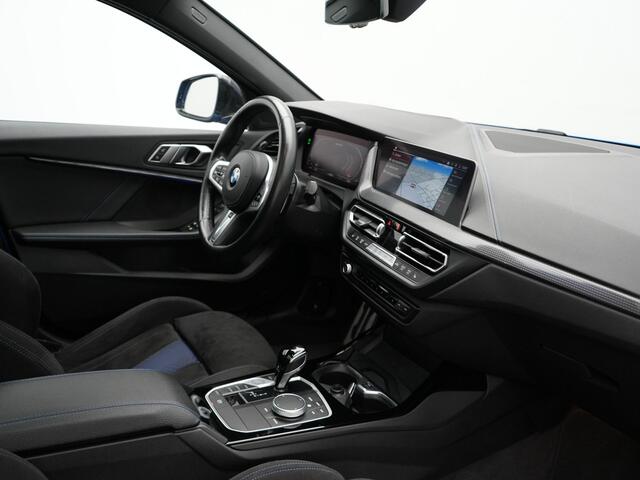 BMW 1-SERIE M135i xDrive High Executive Automaat 306pk Dealer O.H | M-Sport | Panodak | Head Up | Adaptive Cruise | Alcantara Competition Sportstoelen | Blis | Keyless | Apple Carplay | Virtual | Stuurverwarming | Navigatie | DAB |