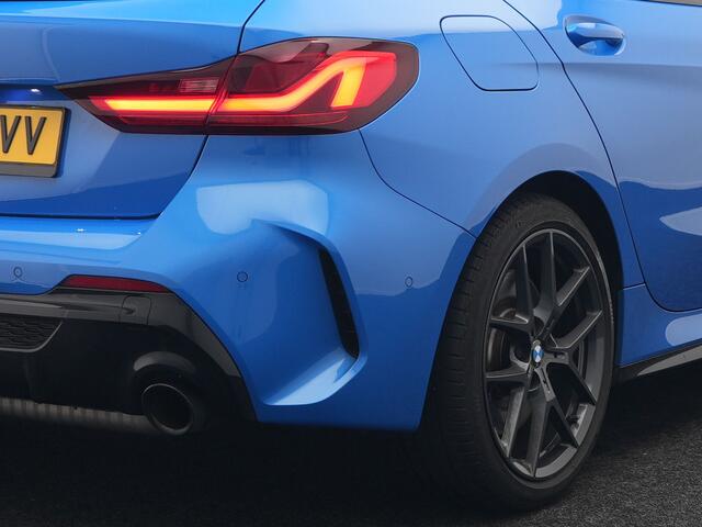 BMW 1-SERIE M135i xDrive High Executive Automaat 306pk Dealer O.H | M-Sport | Panodak | Head Up | Adaptive Cruise | Alcantara Competition Sportstoelen | Blis | Keyless | Apple Carplay | Virtual | Stuurverwarming | Navigatie | DAB |