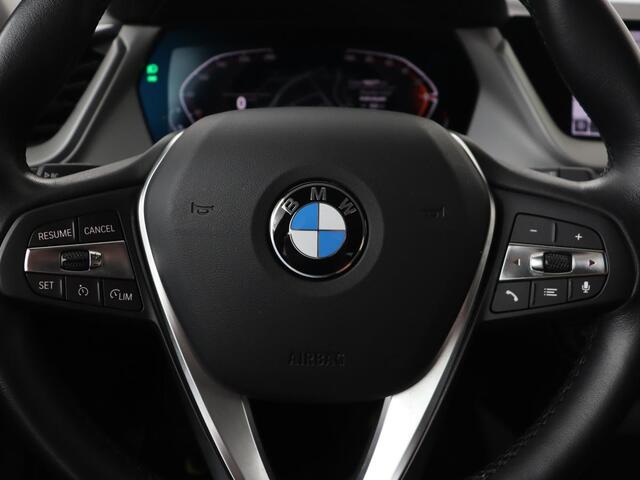 BMW 1-SERIE 120i Business Edition | Stoelverwarming | Sportstoelen | Carplay | Live Cockpit | Navigatie | Climate control | Parkeerhulp | Cruise control