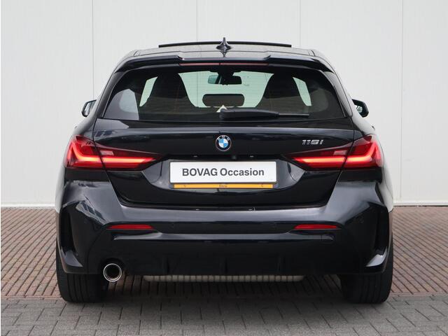 BMW 1-SERIE 118i Executive Edition M-Sportpakket/ Head-Up/ HiFi/ Cruise Control/ panoramadak/ Achteruitrijcamera/M sportstoelen/ 18" LMV