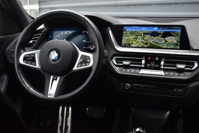 BMW 1-SERIE 118i High Executive M Sport | M Sportstoelen | 18'' Velgen | Stoel + Stuurverwarming | Sfeerverlichting |